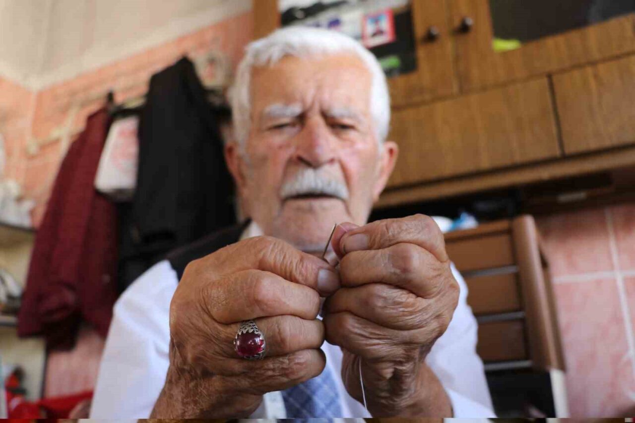 Sivas’ta yaşayan ve 13 yaşında başladığı terzilik mesleğini 80 yıldır