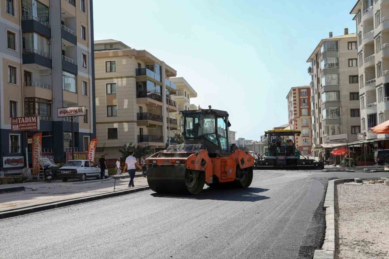Van Büyükşehir Belediyesi, Terzioğlu Caddesi’nde başlattığı yenileme çalışmaları kapsamında asfalt