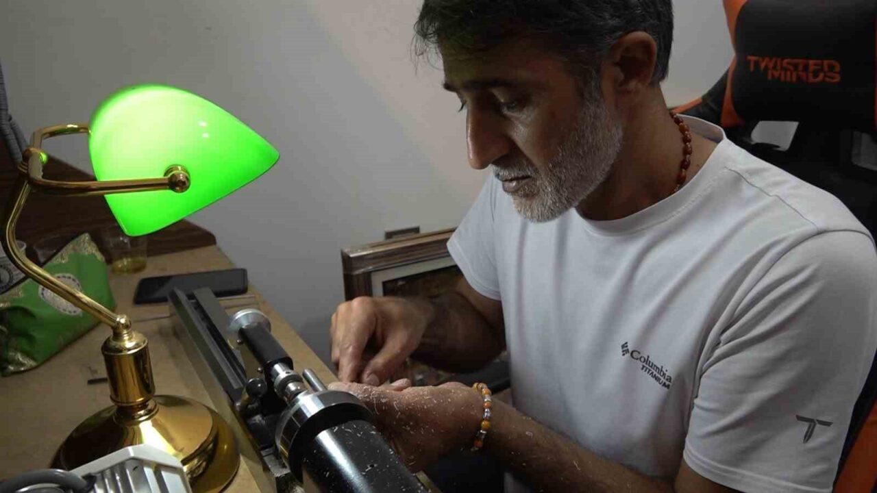 Osmanlı döneminin geleneksel sanatlarından biri olan tespih sanatı, Van’da yaşatılıyor.