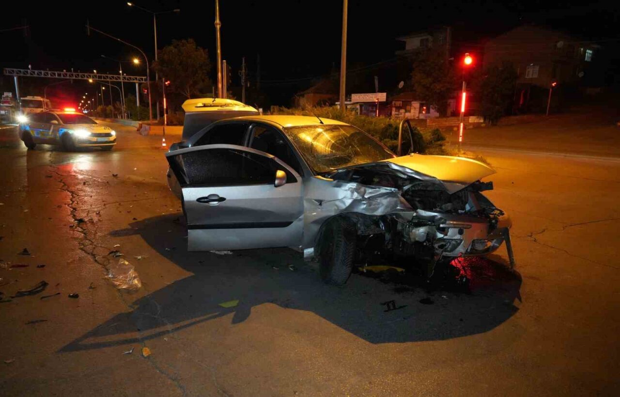 Kırıkkale’de otomobil ile kafa kafaya çarpışan ticari taksi, savrularak bir