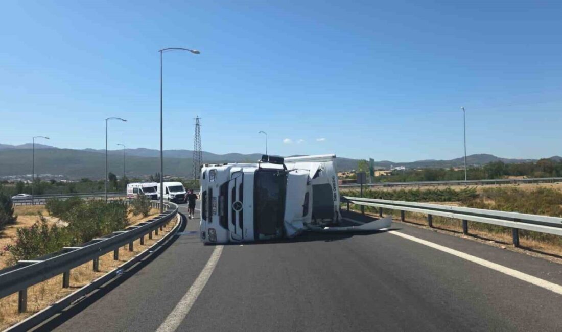 Bursa’nın Orhangazi ilçesinde Gebze-Orhangazi-İzmir Otoyolu Orhangazi kavşağında devrilen tır trafiği