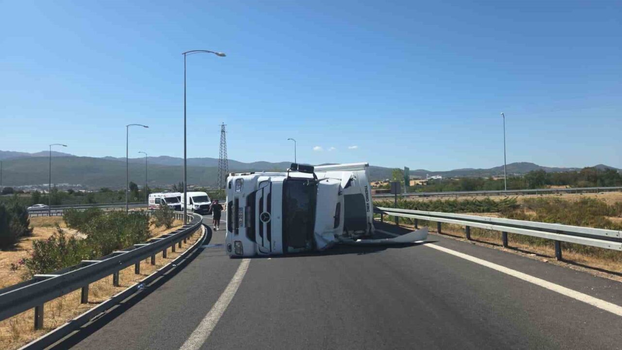 Bursa’nın Orhangazi ilçesinde Gebze-Orhangazi-İzmir Otoyolu Orhangazi kavşağında devrilen tır trafiği