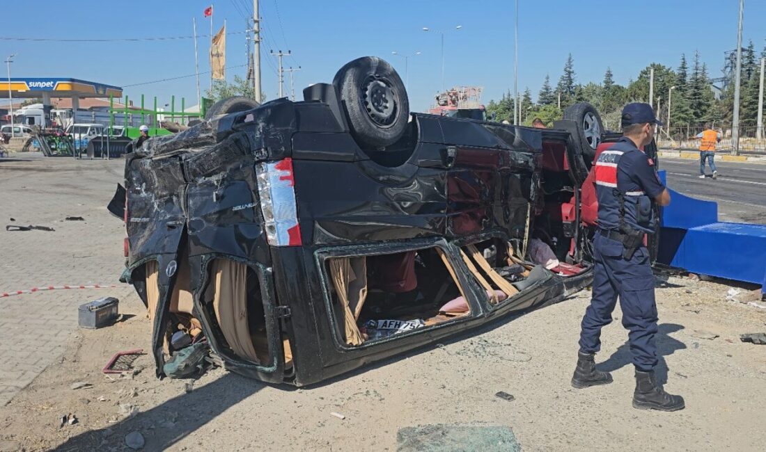 Aksaray’da tırın 2 ayrı minibüse çarpması sonucu meydana gelen trafik