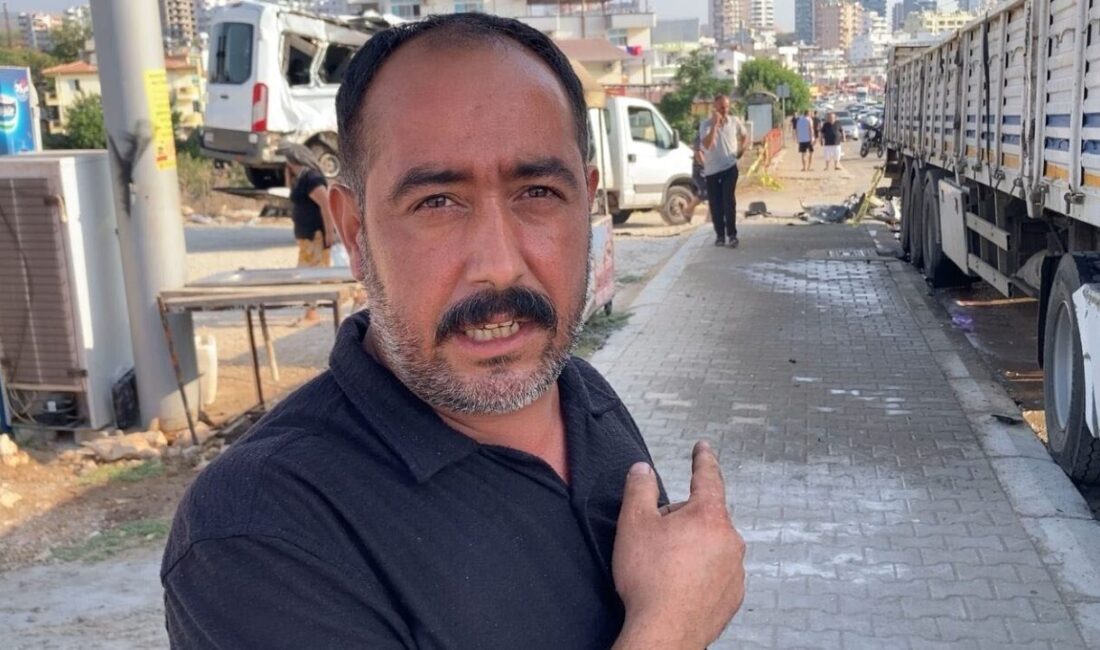 Mersin’in Erdemli ilçesinde yurt çocuklarını taşıyan minibüsün park halindeki tıra