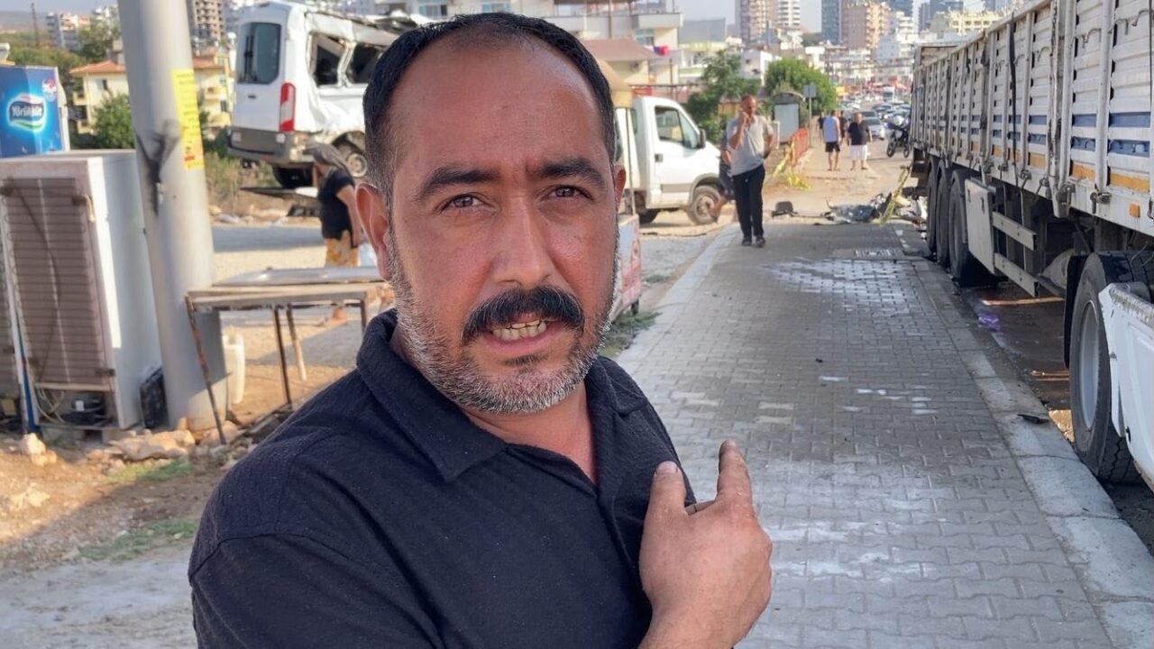 Mersin’in Erdemli ilçesinde yurt çocuklarını taşıyan minibüsün park halindeki tıra