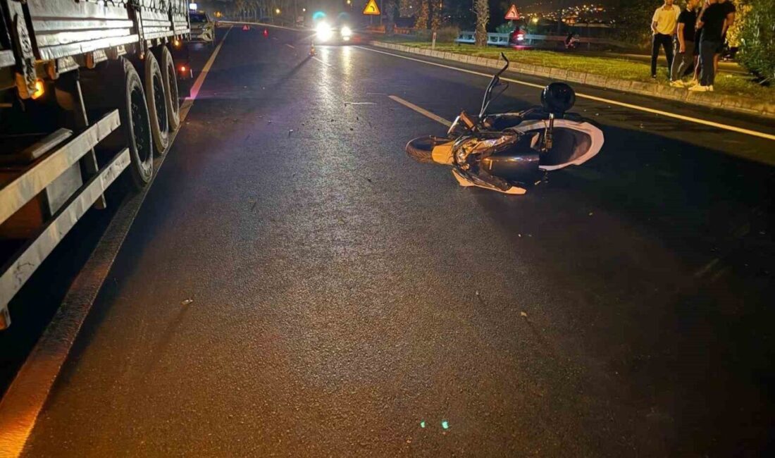 Antalya’nın Gazipaşa ilçesinde motosikletin emniyet şeridinde park halinde bekleyen tıra