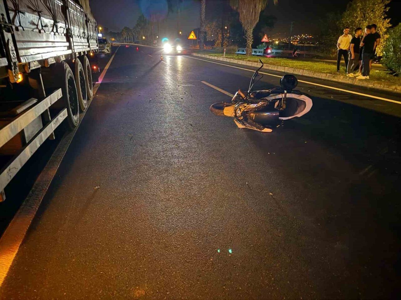 Antalya’nın Gazipaşa ilçesinde motosikletin emniyet şeridinde park halinde bekleyen tıra