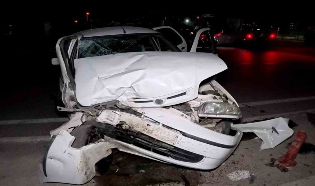 Aksaray’da tıra arkadan çarpan Fiat otomobil adeta hurdaya dönerken, kazada