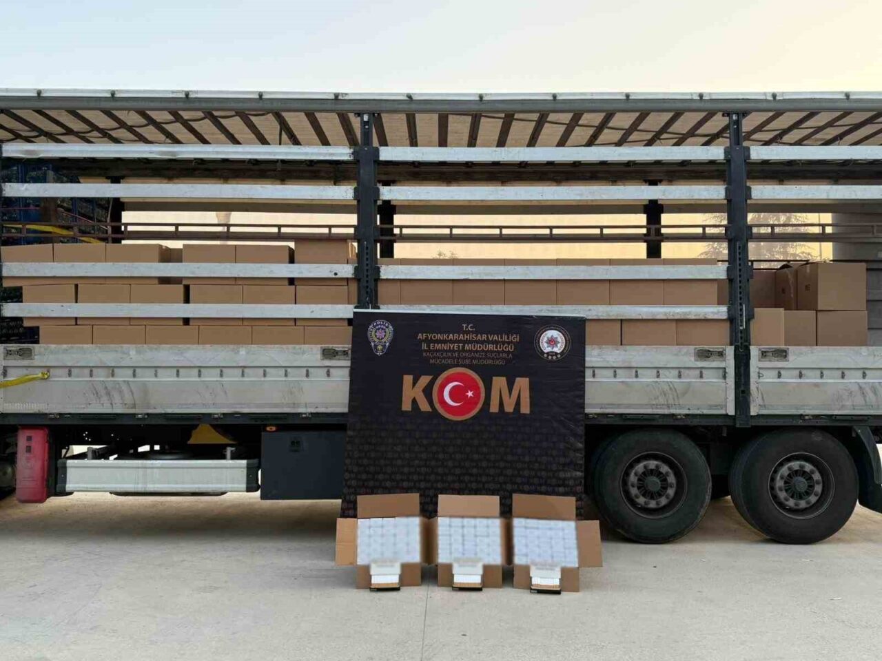 Afyonkarahisar’da polisin durdurduğu tırda 4 milyon 300 bin adet bandrolsüz