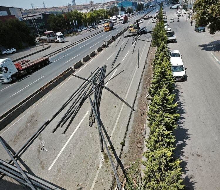 D-100 kara yolunun Kocaeli geçişinde tırdan yola dökülen demir profiller