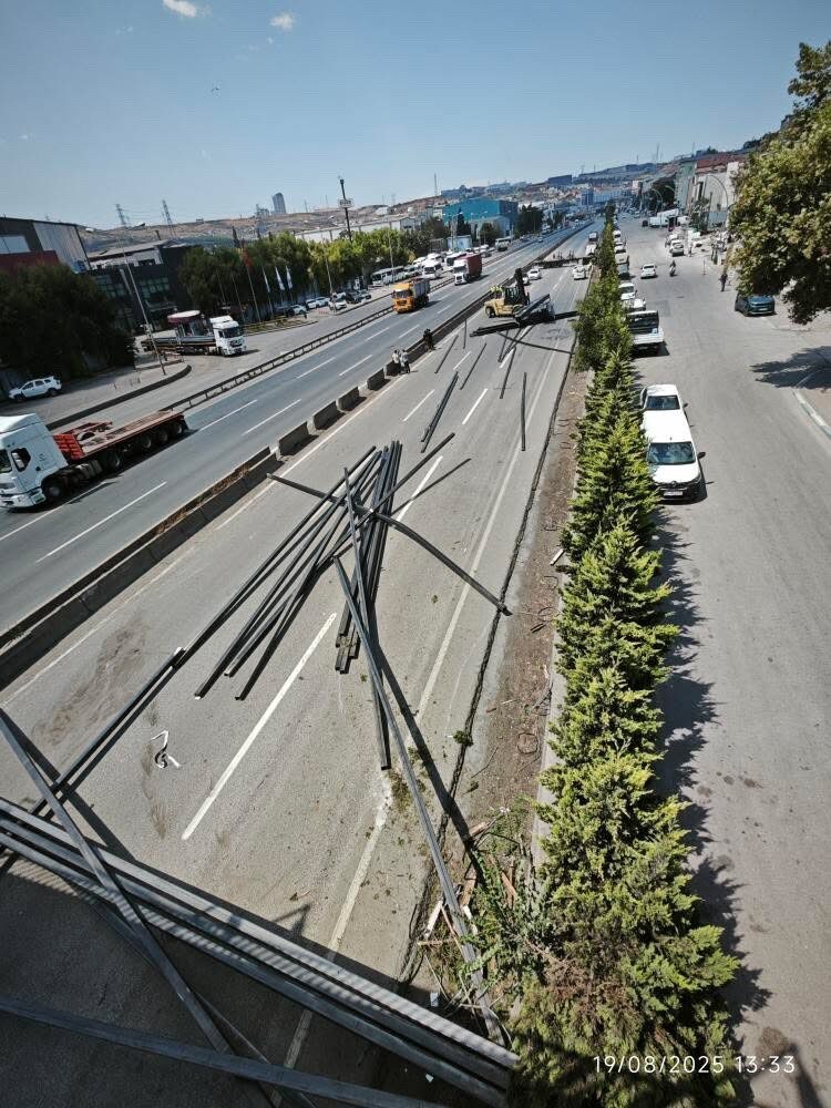 D-100 kara yolunun Kocaeli geçişinde tırdan yola dökülen demir profiller