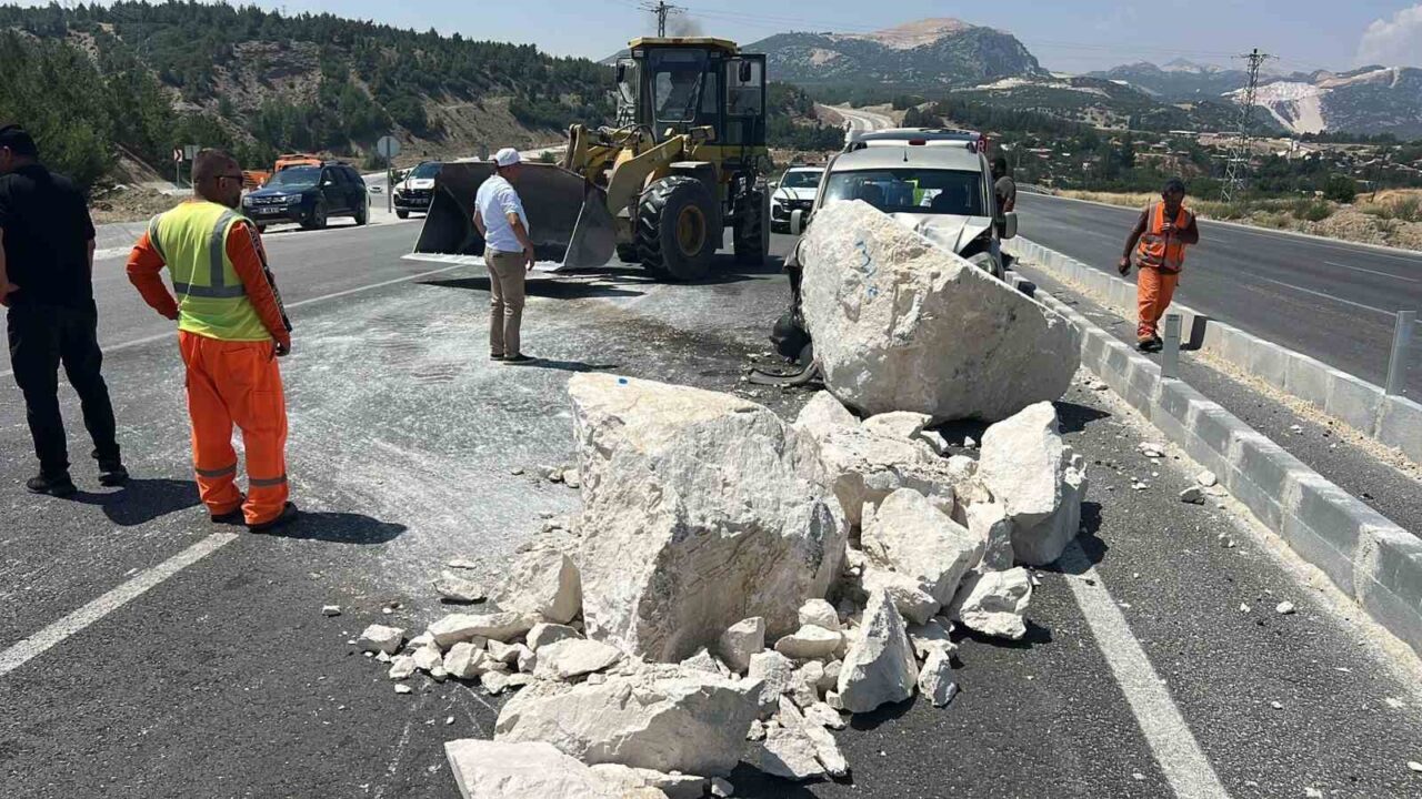 Isparta’da seyir halindeki tırdan düşen mermer bloğuna çarpan otomobildeki sürücü