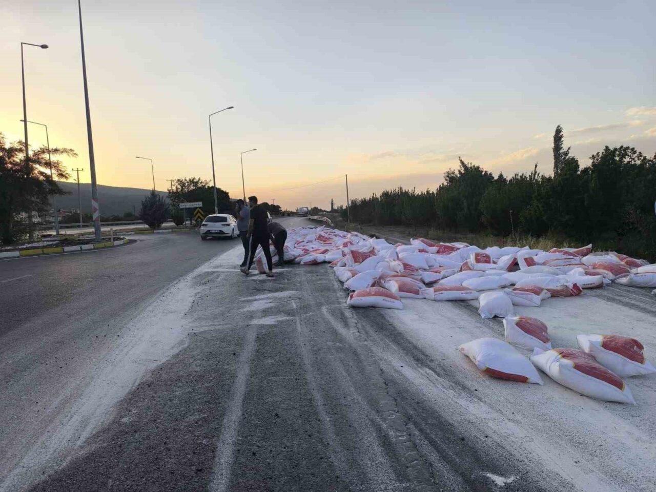 Konya’nın Akşehir ilçesi yakınlarında meydana gelen kazada, un yüklü bir