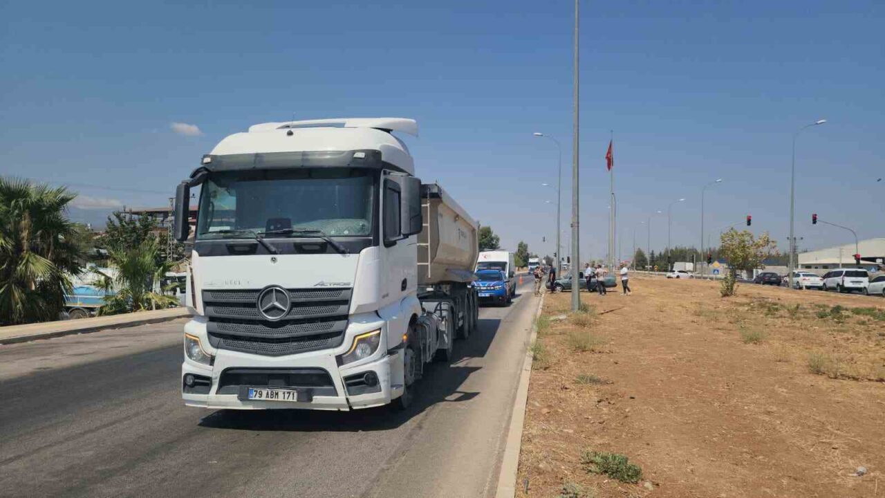 Hatay’da kavşakta tırla çarpışarak hasar gören Tofaş otomobilin sürücüsü ve