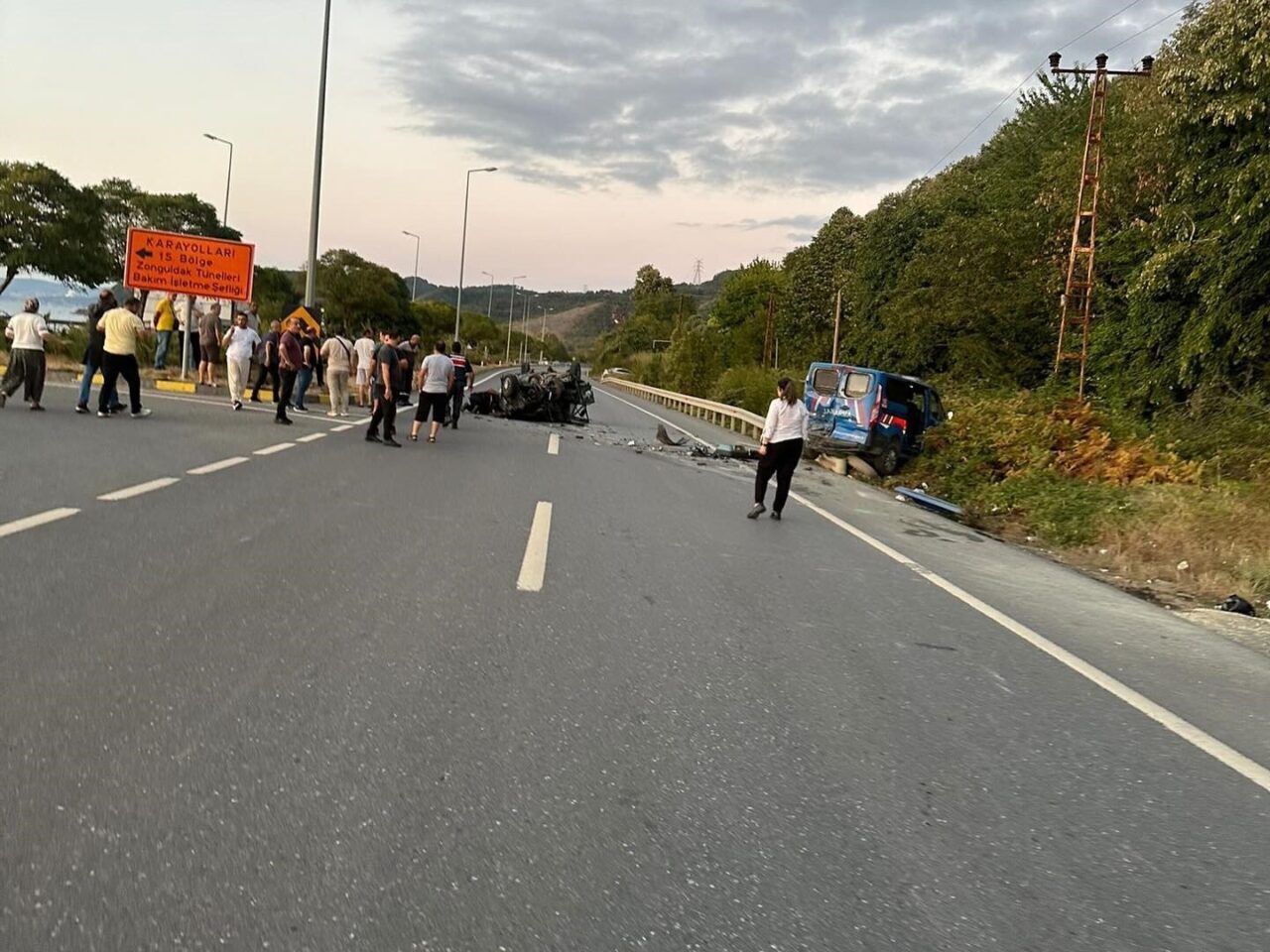 Zonguldak’ın Alaplı ilçesinde, Tofaş otomobilin yol kenarında park halindeki jandarma