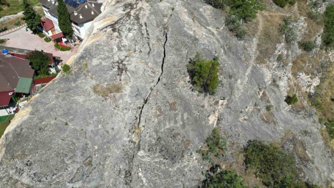 1939 Erzincan depreminin Tokat’ın Reşadiye ilçesindeki kayaya bıraktığı derin yarık
