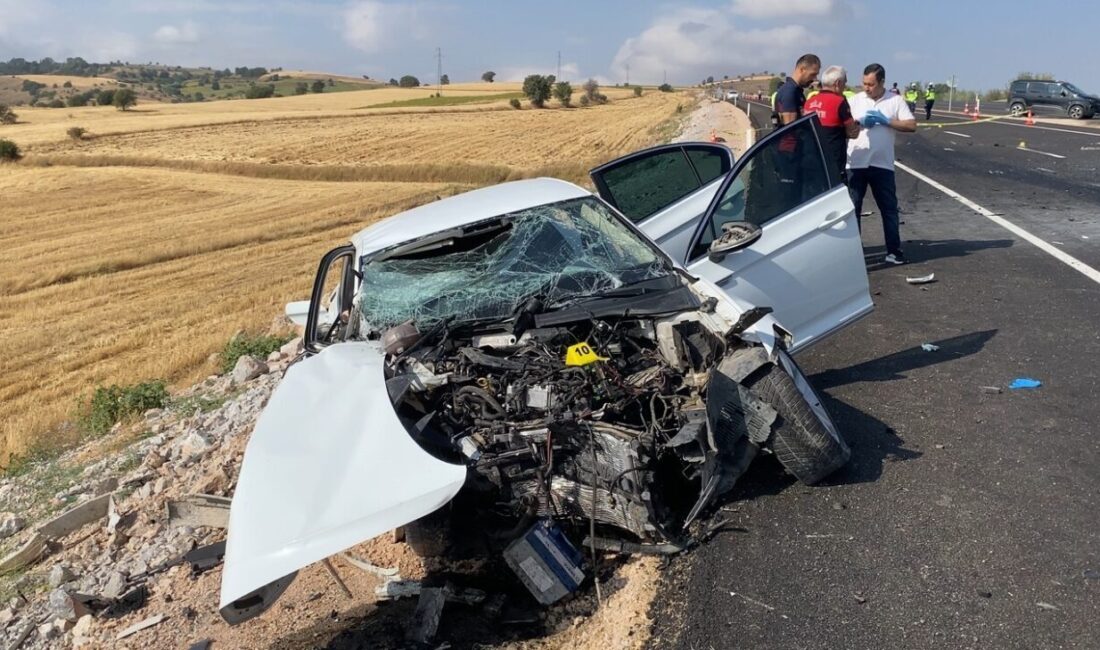 Tokat’ın Zile ilçesi Karayün mevkiinde iki otomobilin kafa kafaya çarpışması