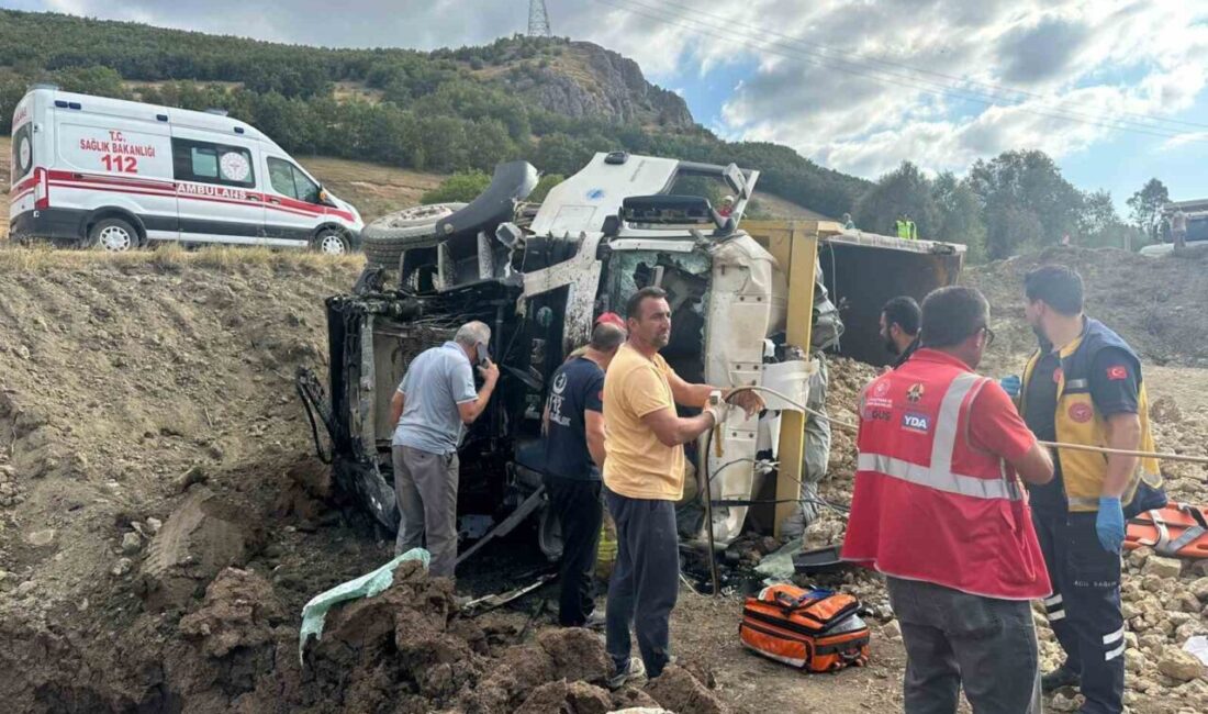 Tokat-Niksar karayolunda meydana gelen kazada hafriyat kamyonu sürücüsü ağır yaralandı.