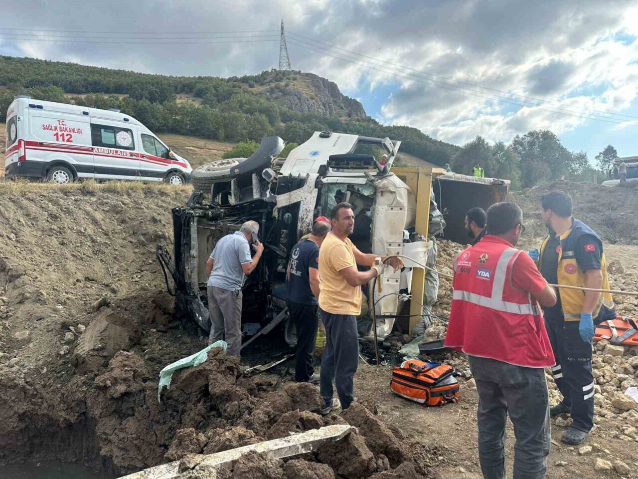 Tokat-Niksar karayolunda meydana gelen kazada hafriyat kamyonu sürücüsü ağır yaralandı.