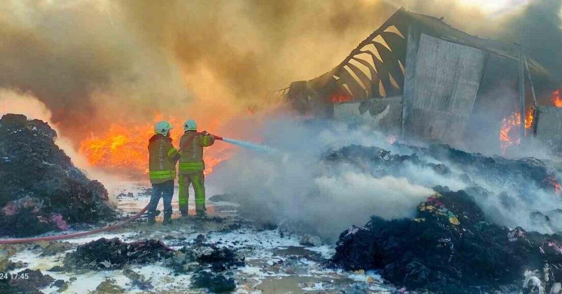 Tokat’ın Söngüt köyünde kumaş geri dönüşüm deposunda çıkan yangın, ekiplerin