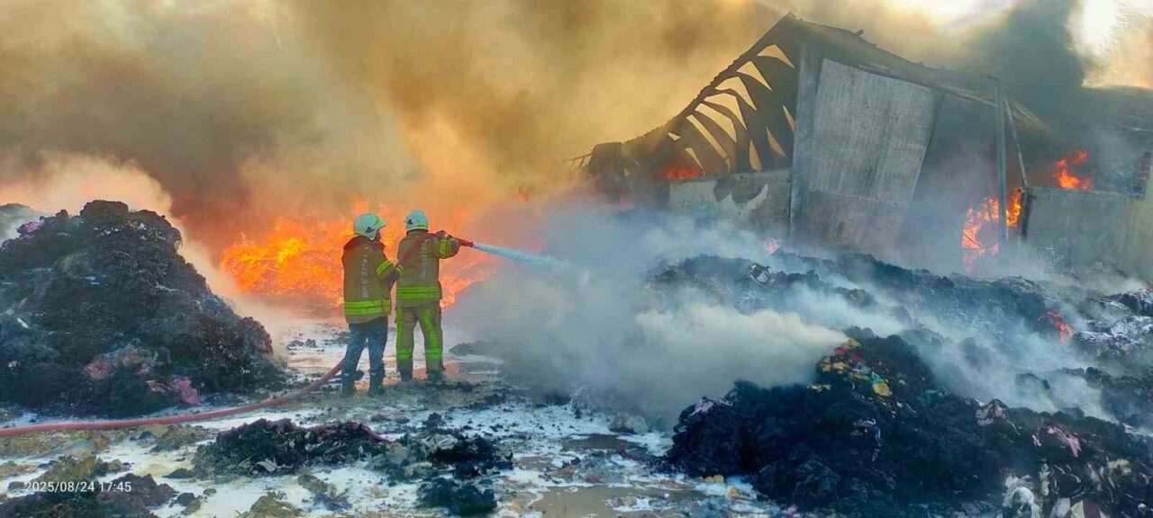 Tokat’ın Söngüt köyünde kumaş geri dönüşüm deposunda çıkan yangın, ekiplerin