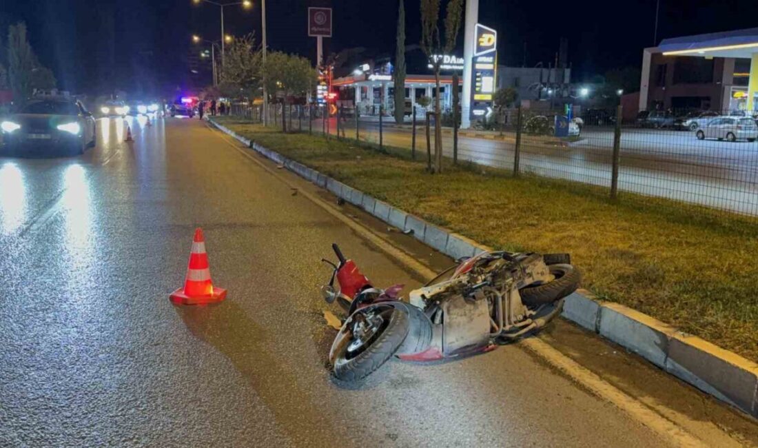 Tokat’ta lüks otomobilin çarptığı motosiklette bulunan 2 kişi hayatını kaybetti.