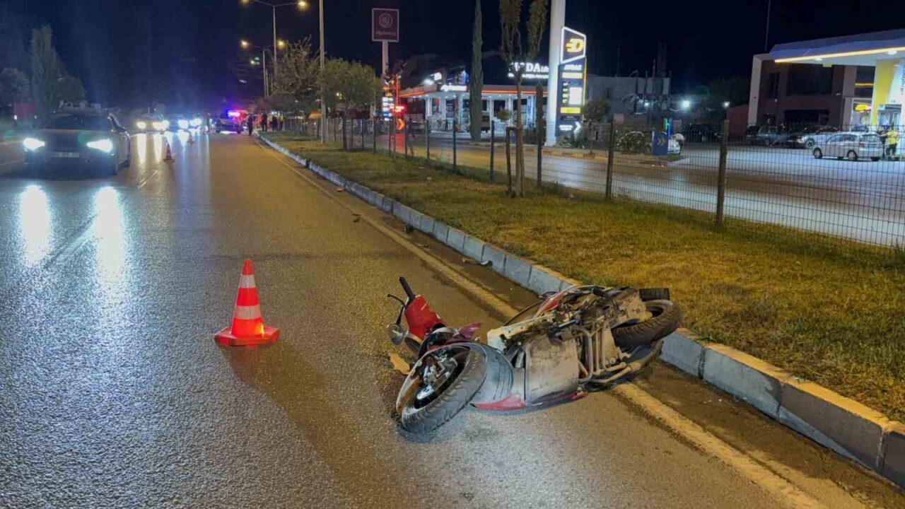 Tokat’ta lüks otomobilin çarptığı motosiklette bulunan 2 kişi hayatını kaybetti.