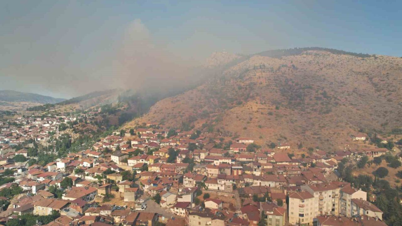 Tokat’ta şehir merkezinde bulunan Gıjgıj tepesinde otluk alanda çıkan yangın