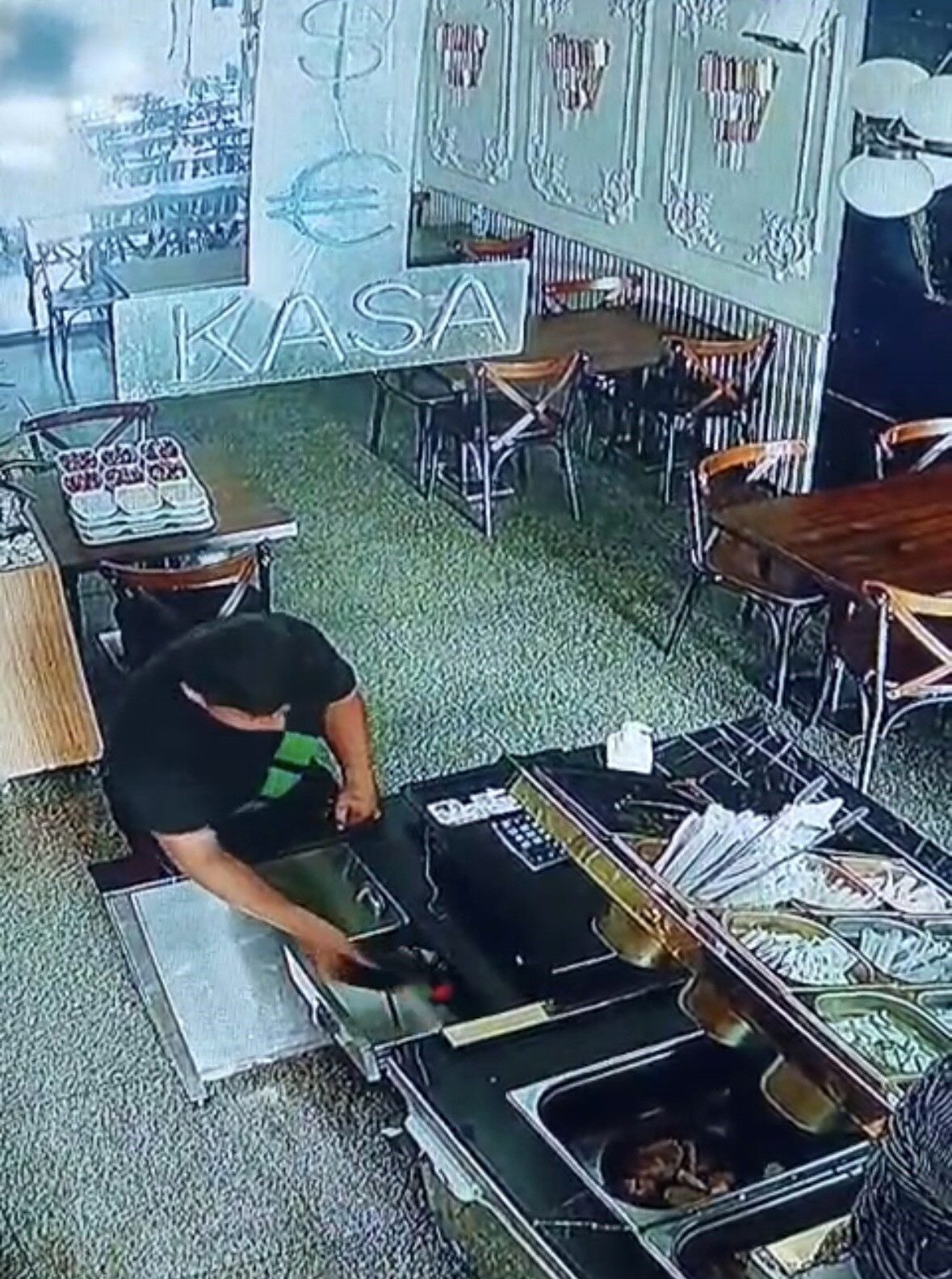 İstanbul Fatih’te bir şüpheli, restorana topallayarak girip içinde bin dolar