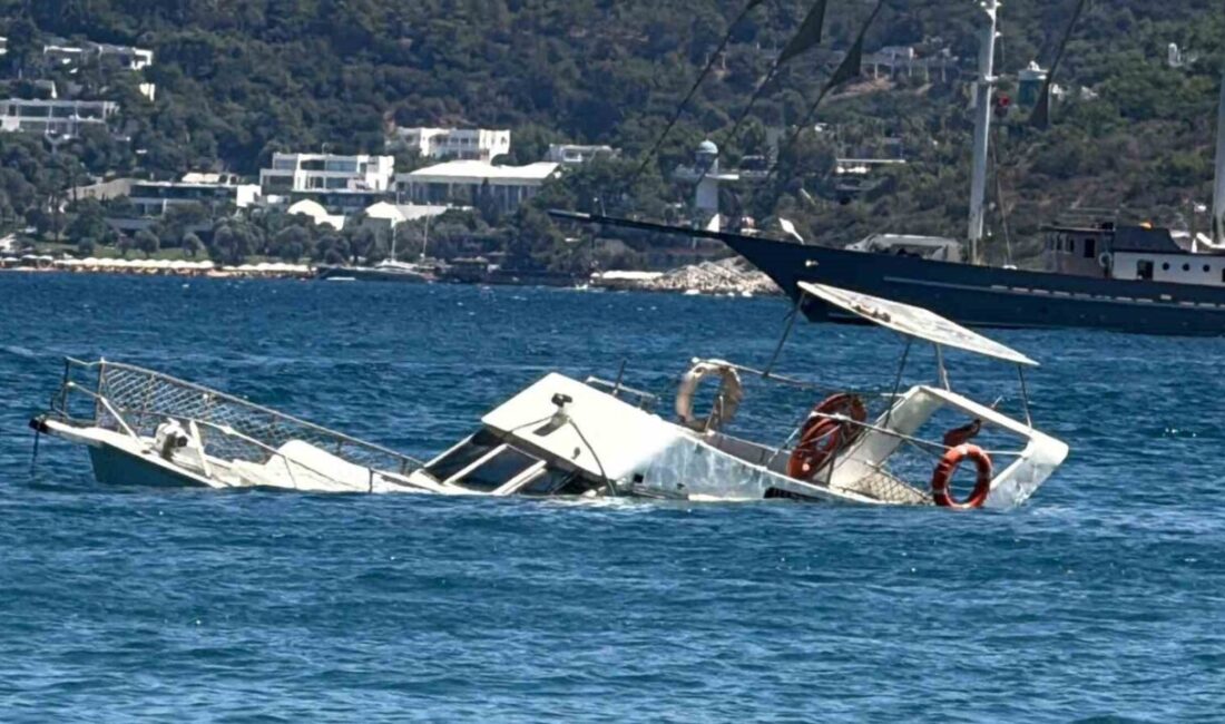Muğla’nın Bodrum ilçesine bağlı Torba Koyu’nda demirli 10 metre uzunluğundaki