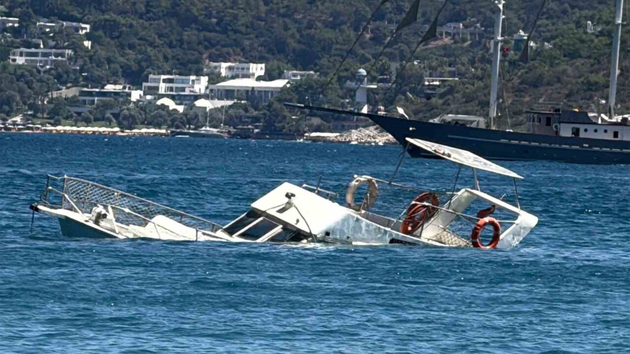 Muğla’nın Bodrum ilçesine bağlı Torba Koyu’nda demirli 10 metre uzunluğundaki