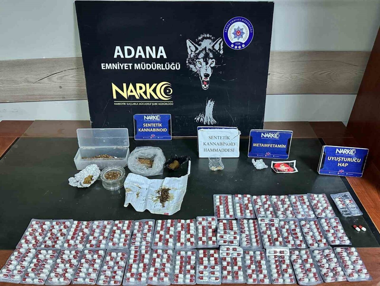 Adana’da polis ekipleri, uyuşturucu ticareti yaptığı belirlenen şüphelilere yönelik sabaha