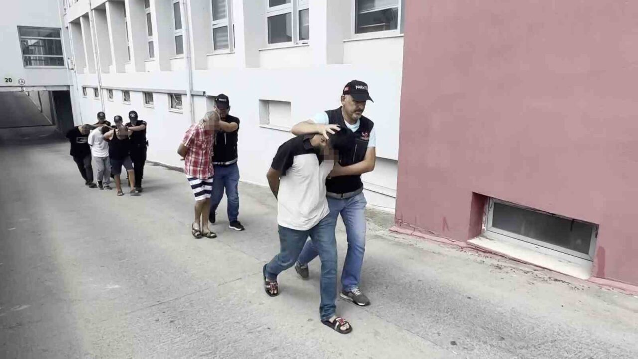 Adana’da polis ekiplerince düzenlenen operasyonda uyuşturucu madde ticareti yapan 5