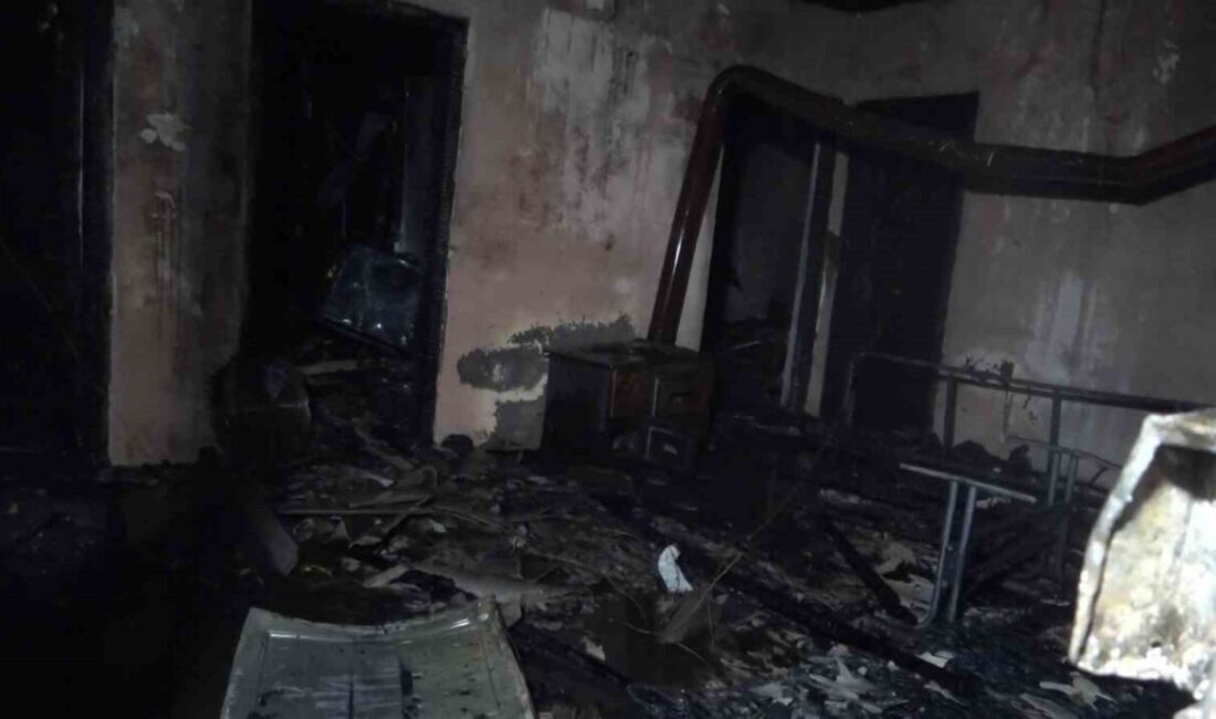 Antalya’da müstakil gecekondu çıkan yangında küle döndü. Torunun doğum günü