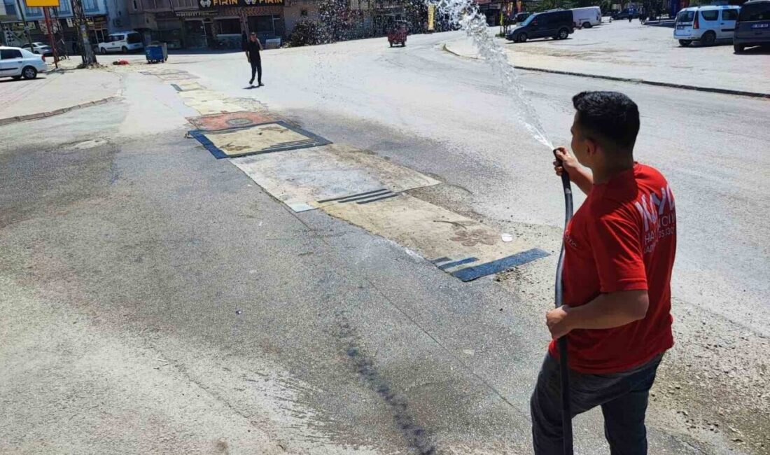 Adana’da bir mahallede alt yapı çalışması nedeniyle bozulan yol belediye