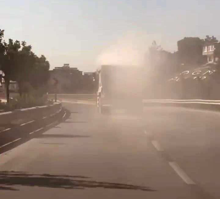 Hatay’da kamyonun kasasını kapatmayan ve taşıdığı yükü çevreye saçan sürücüye