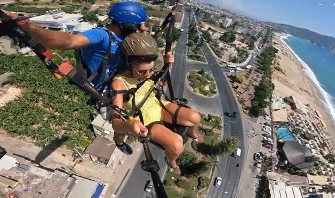 Antalya’nın Alanya ilçesinde yamaç paraşütü pilotu dün öğle saatlerinde müşterisiyle