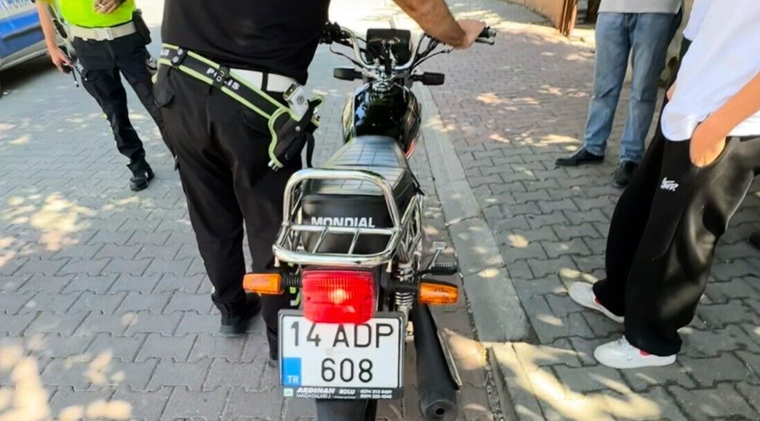 Bolu’da D-100 kara yolunda motosikletleriyle akrobatik hareketler yaparak kilometrelerce yol