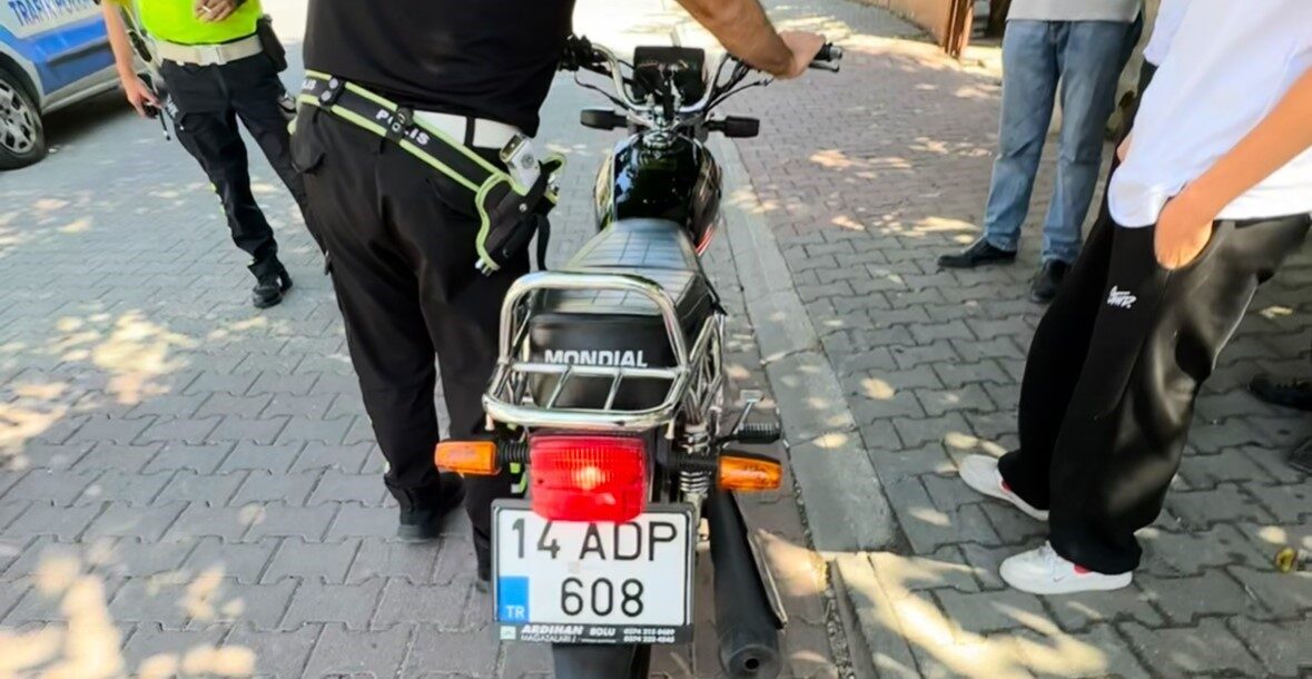 Bolu’da D-100 kara yolunda motosikletleriyle akrobatik hareketler yaparak kilometrelerce yol