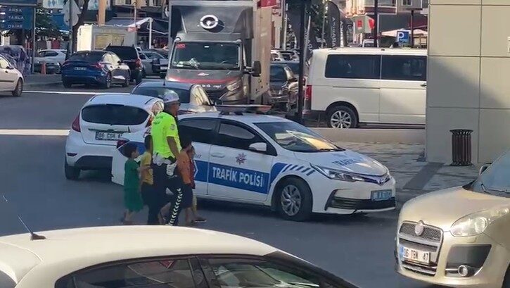 Ankara’da bir trafik polisi, 4 çocuğu ellerinden tutarak yolun karşısına