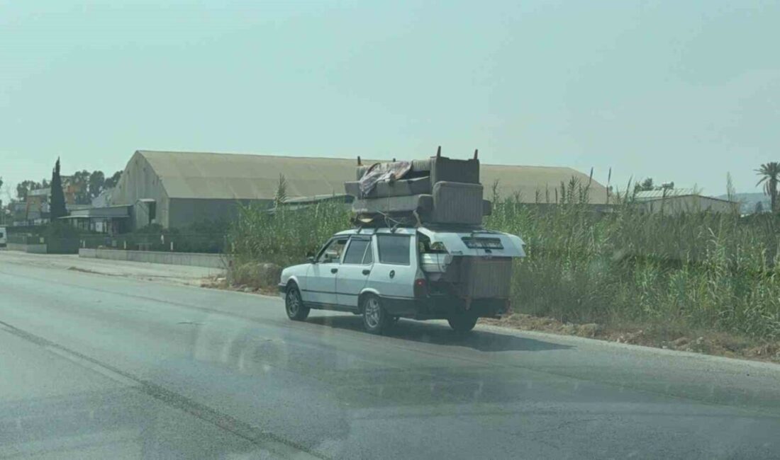 Adana’da D-400 Karayolu’nda otomobiliyle koltuk taşıyan sürücü trafiği tehlikeye düşürdü.