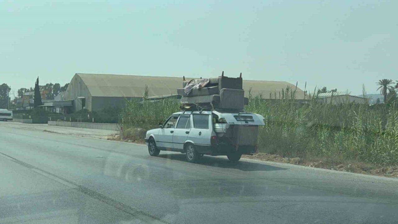 Adana’da D-400 Karayolu’nda otomobiliyle koltuk taşıyan sürücü trafiği tehlikeye düşürdü.