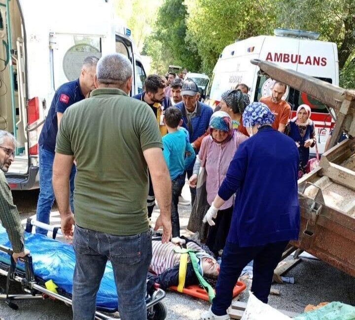 Samsun’un Ladik ilçesinde tarım işçilerini taşıyan traktörün devrilmesi sonucu 3’ü