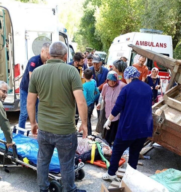Samsun’un Ladik ilçesinde tarım işçilerini taşıyan traktörün devrilmesi sonucu 3’ü