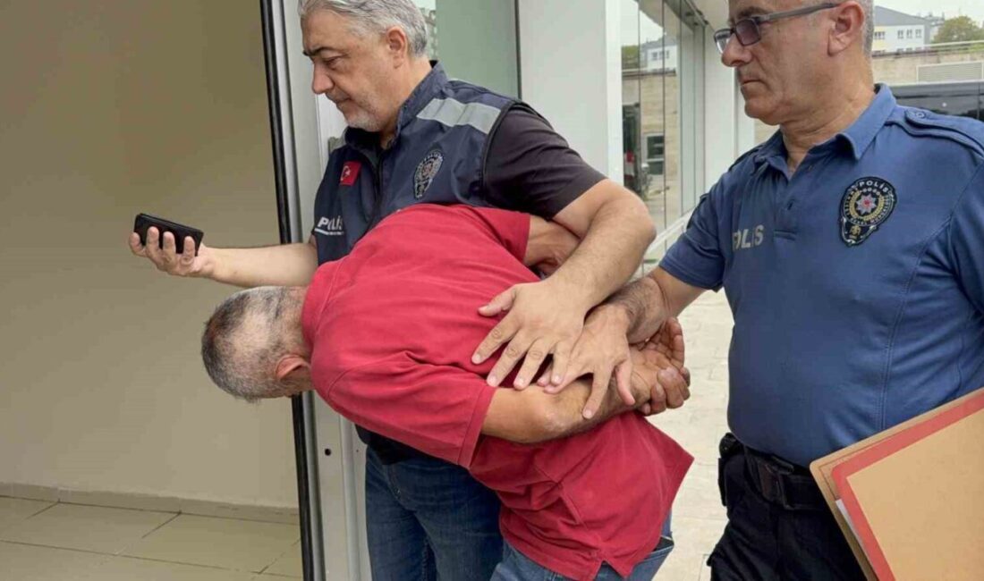 Samsun’da tramvayda genç bir kadının cep telefonu ile görüntülerini çektiği