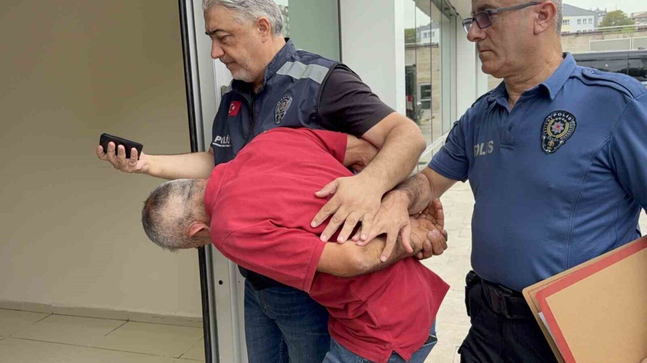 Samsun’da tramvayda genç bir kadının cep telefonu ile görüntülerini çektiği