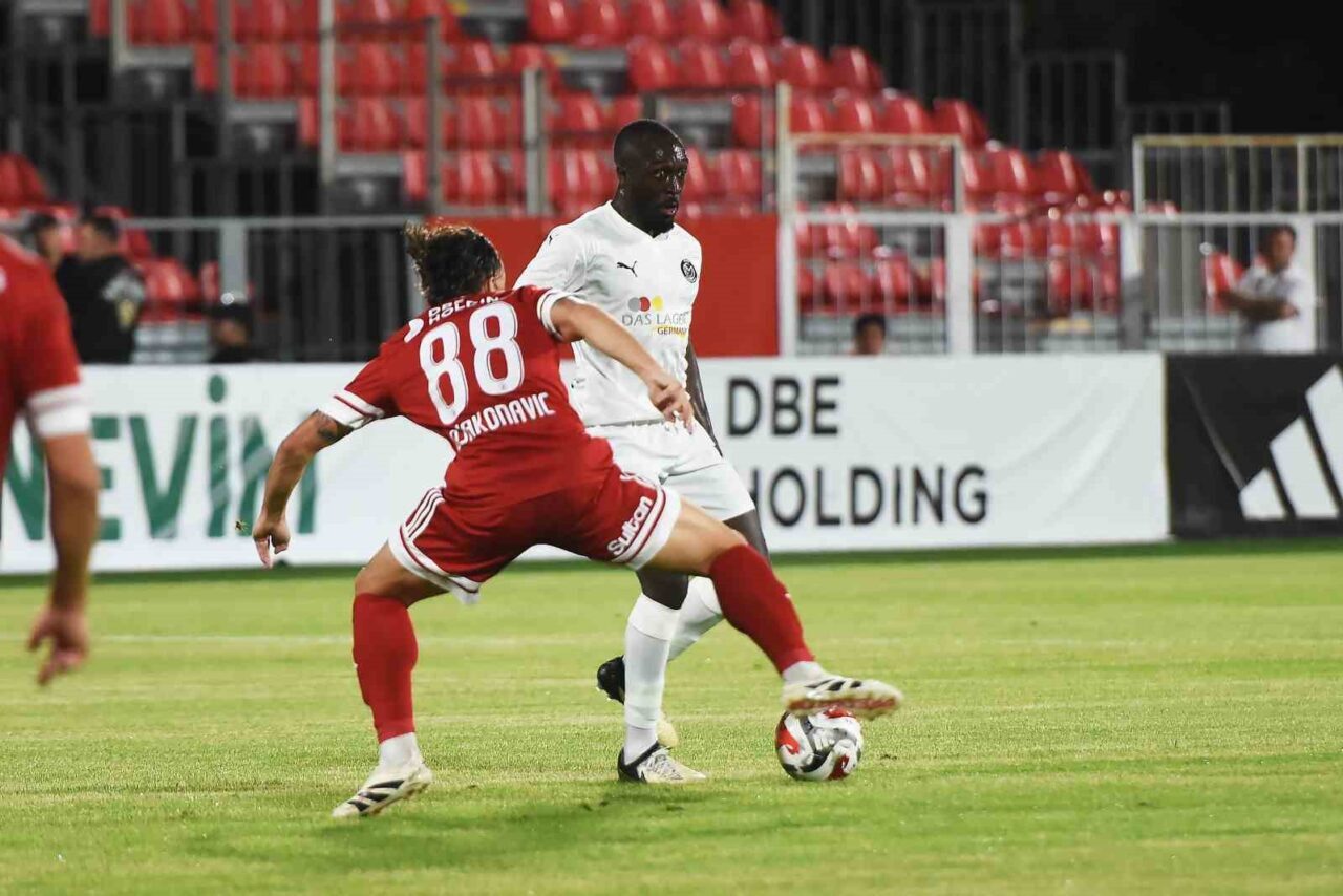 Trendyol 1. Lig 2025-2026 sezonunun açılış maçında Ümraniyespor, konuk ettiği