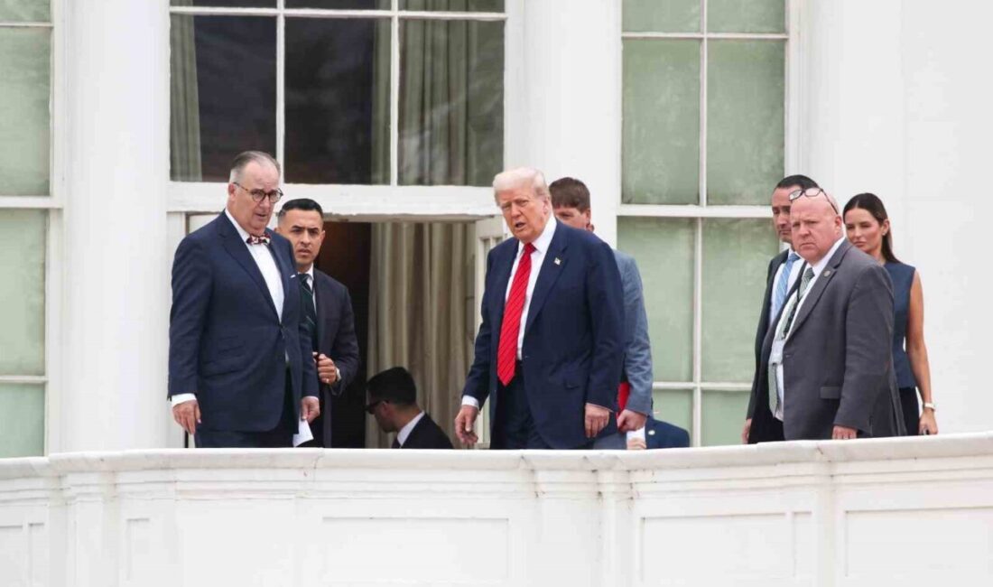 ABD Başkanı Donald Trump, Beyaz Saray’ın çatısında yanındaki heyetle birlikte
