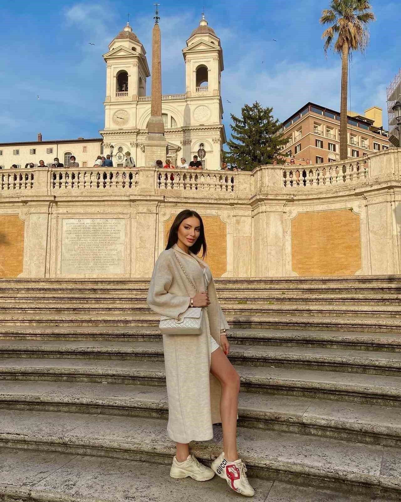 Ünlü manken ve sunucu Tuğçe Aral, konuk olduğu bir televizyon