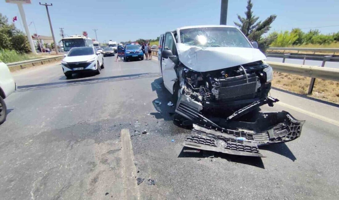 Antalya’nın Manavgat ilçesinde tur minibüsünün aynı istikamette seyir halindeki tur